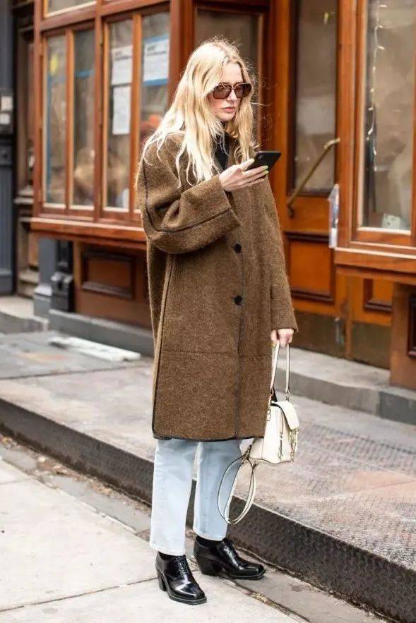 灯芯绒 别再穿高跟鞋了，奶奶裤+短靴才是今年秋冬最流行！