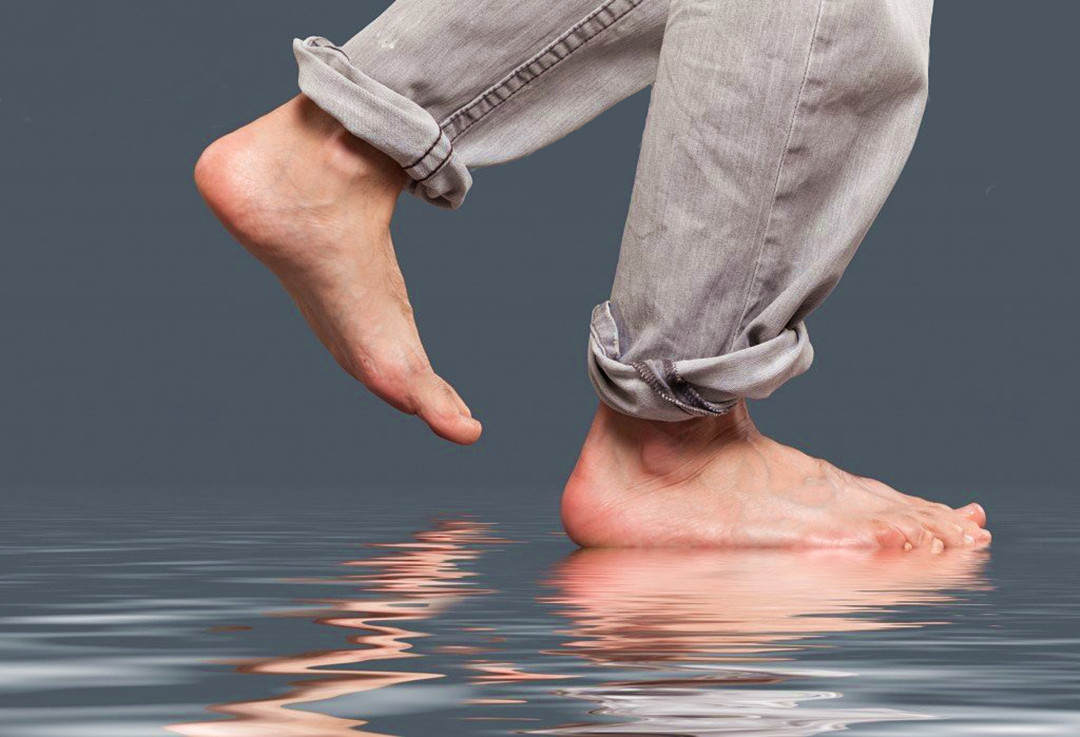 你能将水银捧在手心,将手伸进水银里,也能赤脚踩在水银里边.