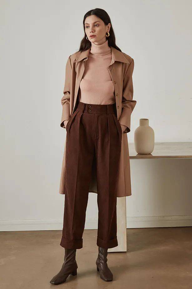 灯芯绒 别再穿高跟鞋了,奶奶裤+短靴才是今年秋冬最流行!