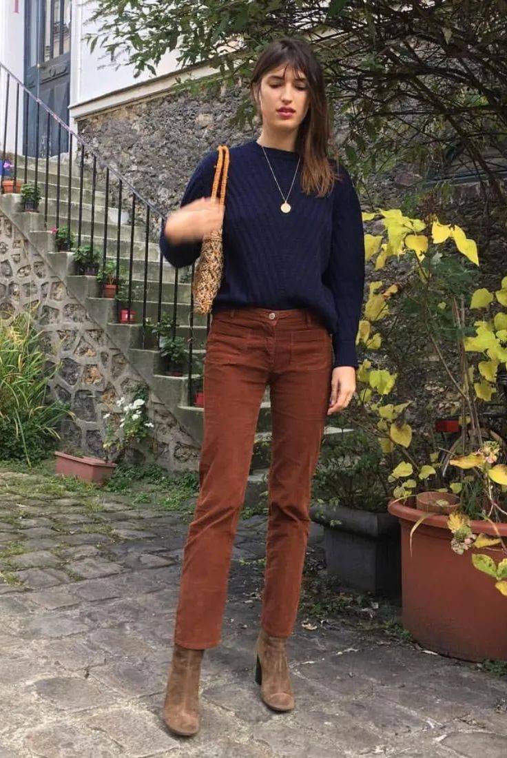 灯芯绒 别再穿高跟鞋了,奶奶裤+短靴才是今年秋冬最流行!