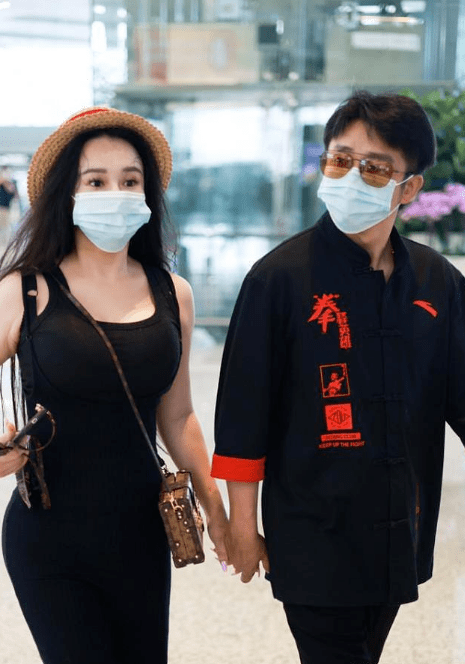 黑色 冉莹颖身材穿黑衣也遮不住，标准的“欧美”身材，走在机场好抢镜