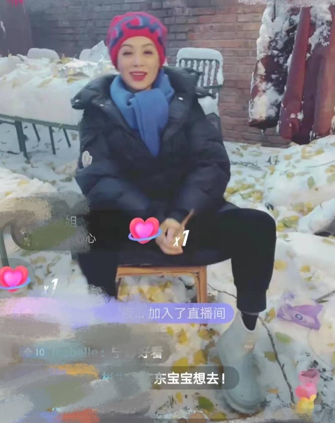 卫衣 宁静在雪地里熏腊肉,穿羽绒服戴围巾,50+也能穿的保暖时尚!