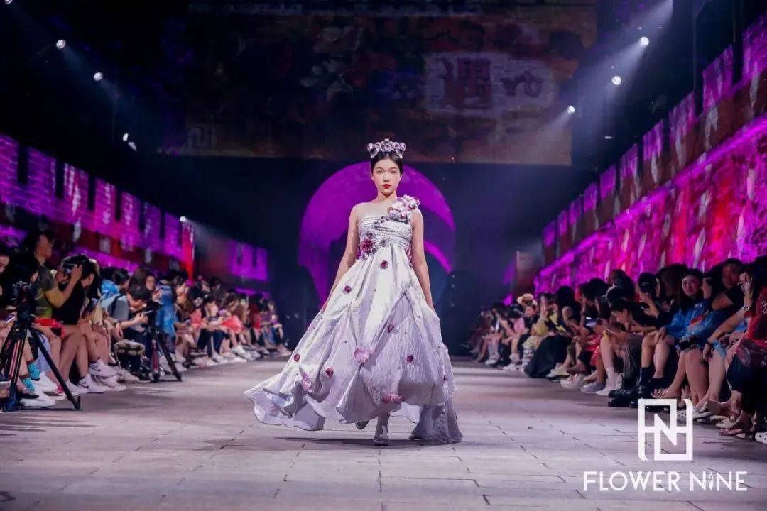 国际 【秀场活动】2022长城国际时尚周丨盛装打扮,去长城赴约