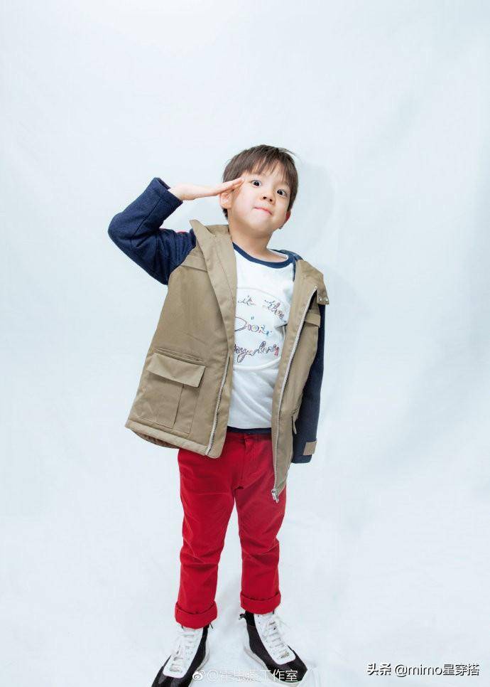 感觉 一家三口登春晚，霍思燕比小5岁的杜江还年轻，却被儿子呆萌抢镜