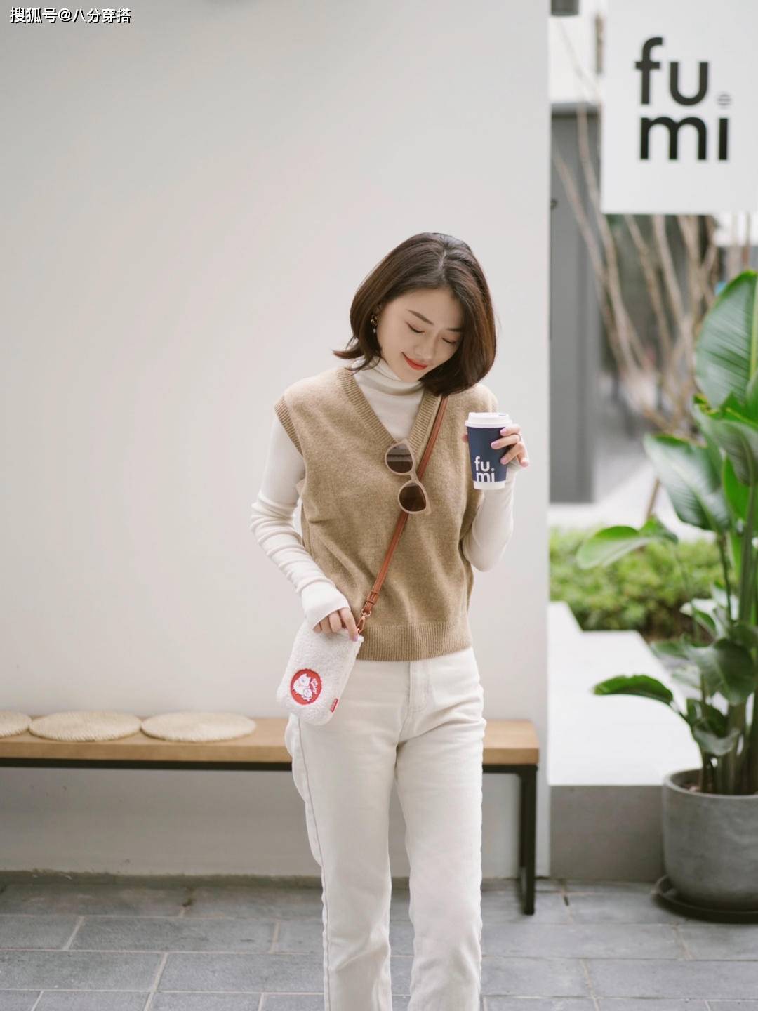 黑色 冬天“背心叠穿”时髦又保暖,记住这几个技巧,轻松美出高级感