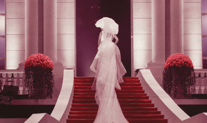 名字|梁家辉谈起梅艳芳落泪捶胸，悲痛表示：所有人都爱你