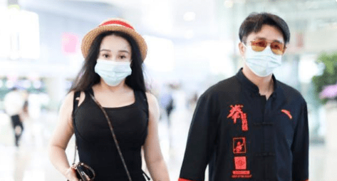 黑色 冉莹颖身材穿黑衣也遮不住，标准的“欧美”身材，走在机场好抢镜