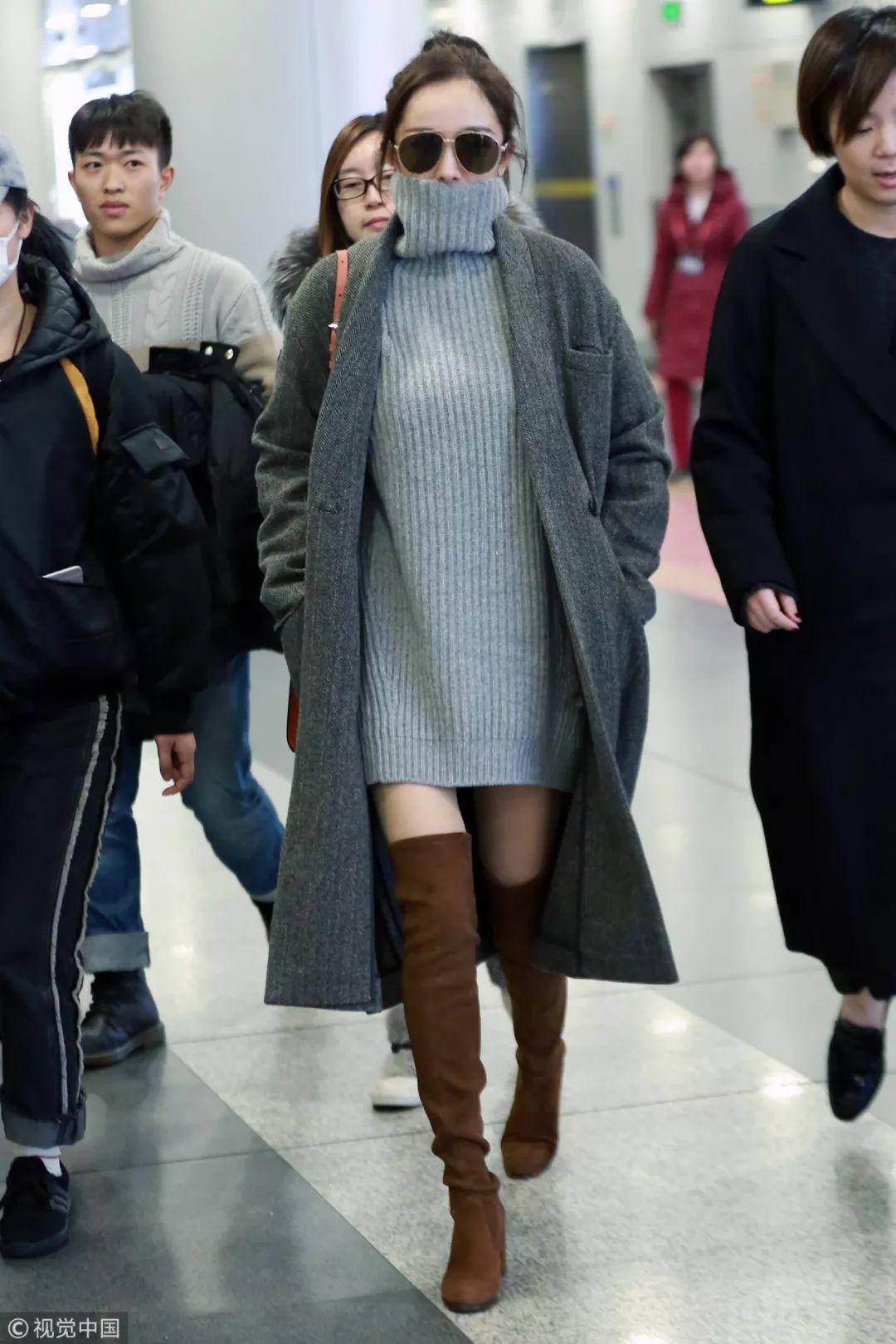 同学 杨幂张小斐10年同学，还记得张小斐春晚火了的那件大衣吗？