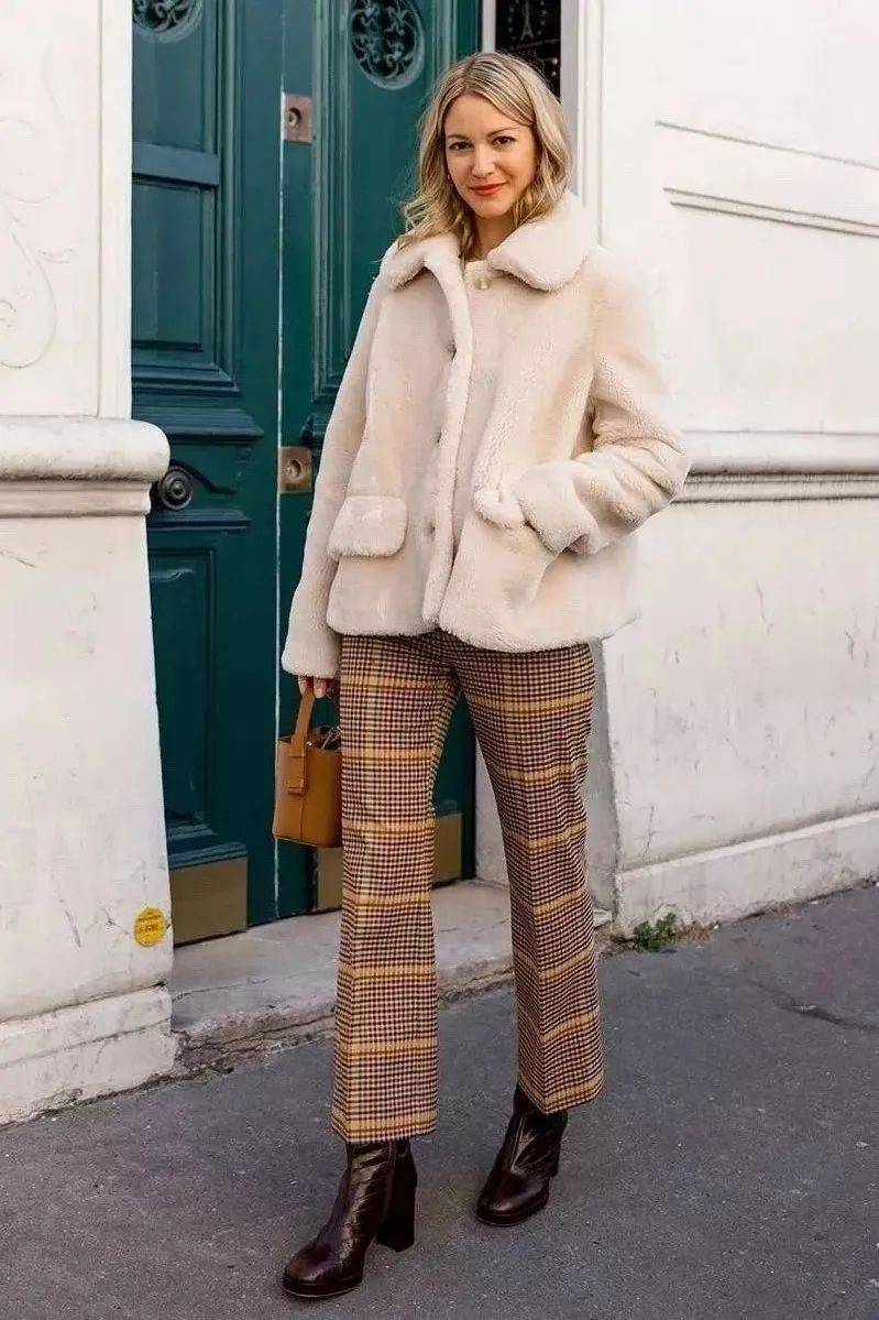 灯芯绒 别再穿高跟鞋了,奶奶裤+短靴才是今年秋冬最流行!