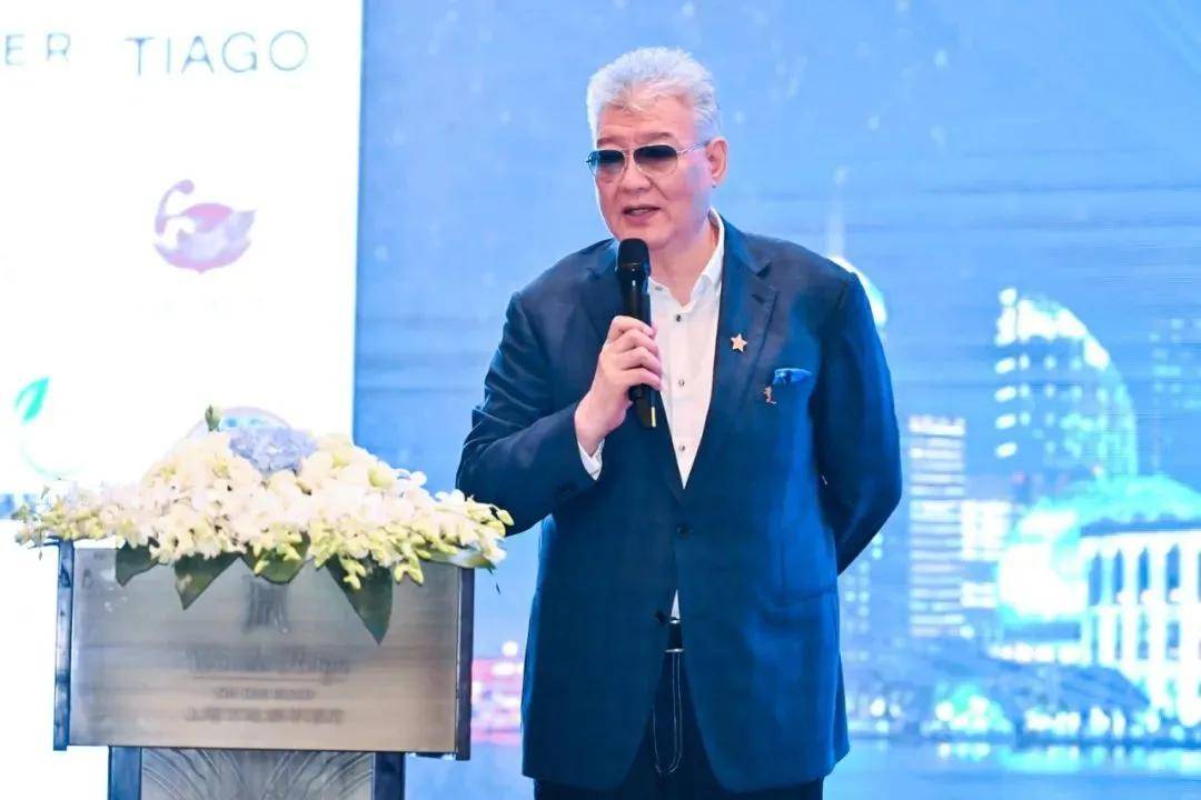 中国意境菜创始人,新中餐之父, 大董餐饮服务有限公司创始人 董振祥