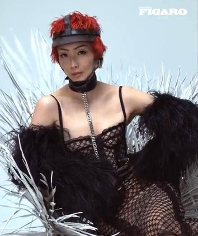 杨幂 杨幂、倪妮、郑秀文、刘雯同穿一款吊带蕾丝裙上杂志，杨幂竟输了