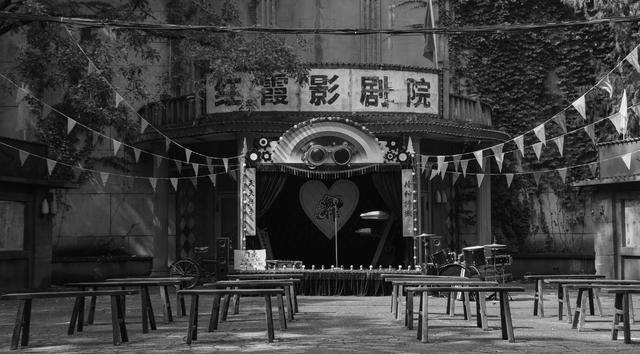 电影|《导演请指教》：吵架比影片好看，导演比演员卑微，就着弹幕更香