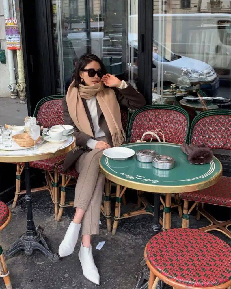 灯芯绒 别再穿高跟鞋了，奶奶裤+短靴才是今年秋冬最流行！