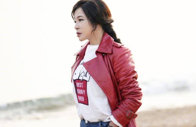 黑色 65岁刘晓庆不服老，穿红色风衣造型潇洒，气质丝毫不输年轻人