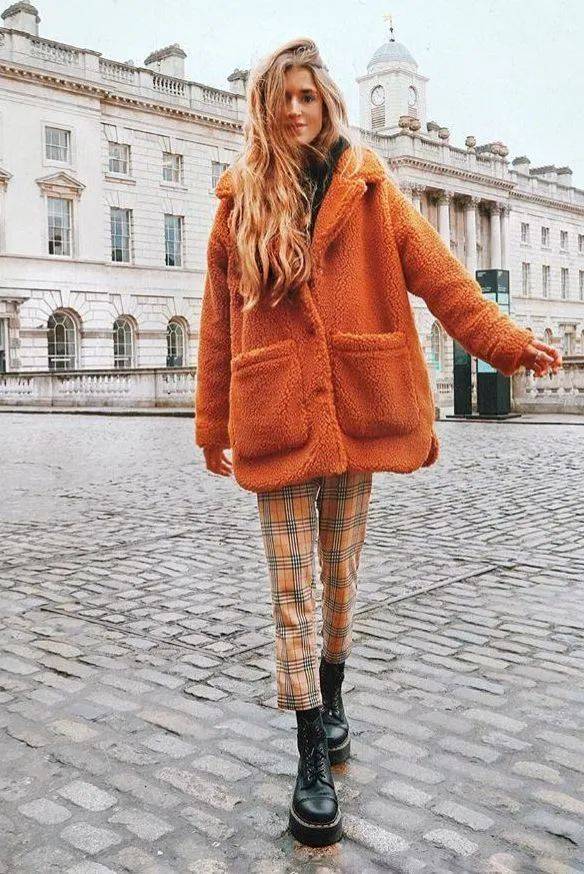 灯芯绒 别再穿高跟鞋了,奶奶裤+短靴才是今年秋冬最流行!