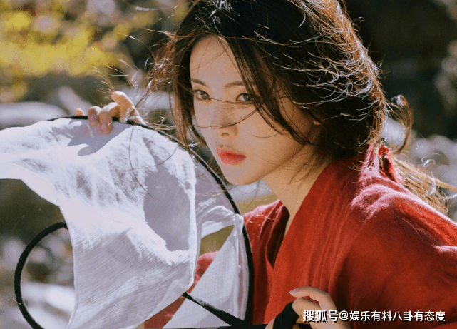 古风|杨超越:古风侠女造型曝光!手机壳竟然是沈腾的照片?太搞笑了