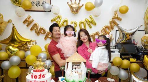 郭富城 郭富城一家四口拍合照，小22岁妻子抢镜，穿玫粉色上衣好显白