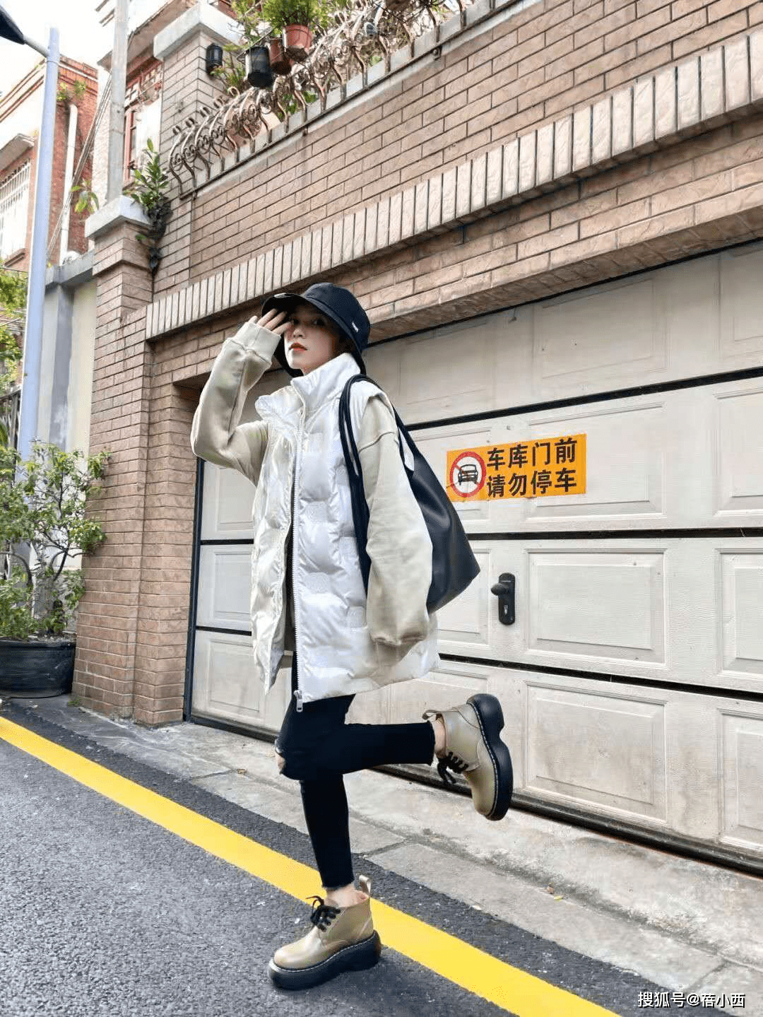 整体 T恤不再流行，初冬流行叠穿“卫衣”，搭配大衣、打底裤都很时髦