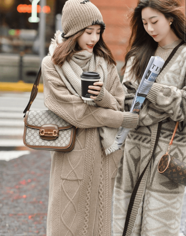姐妹 冬天了怎么穿？建议和姐妹安排上“闺蜜装”，出街回头率百分百！