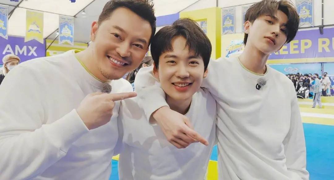 邓超|新《跑男》出现邓超海报,邓超和李晨连线,baby一声哥让粉丝泪奔!