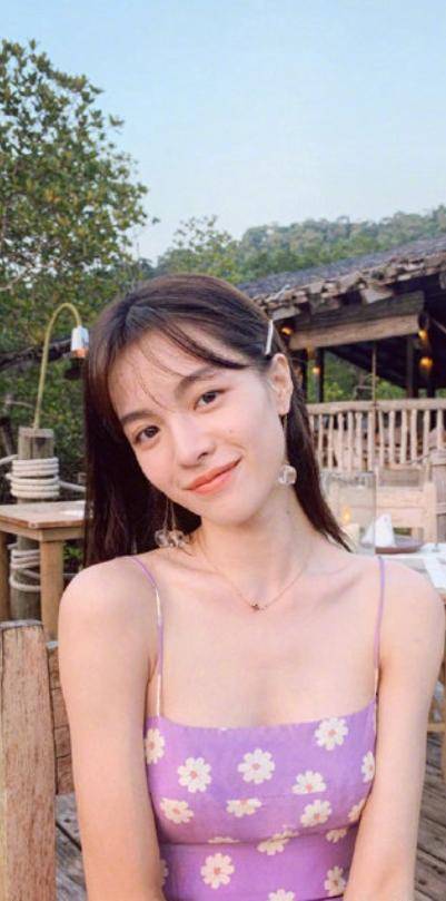 棕色 钟楚曦私服穿搭好低调!棕色T恤配短裤休闲随性,双腿修长太抢眼