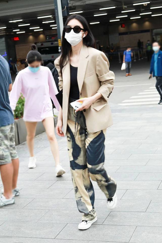 黑色 张俪的衣品够独特，外套短了“一大截”，没想到这样穿很显身材