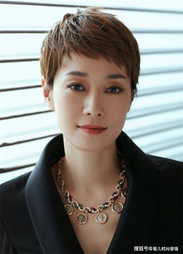 发型你适合长发还是短发？脸型决定发型的长度，圆脸的女生适合第2种