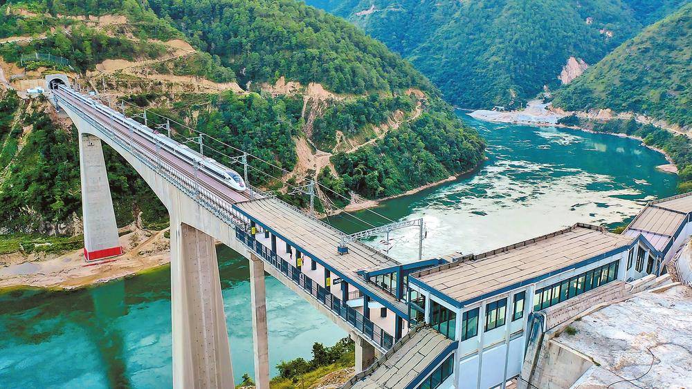 助力乡村振兴大临铁路小湾东站开通运营