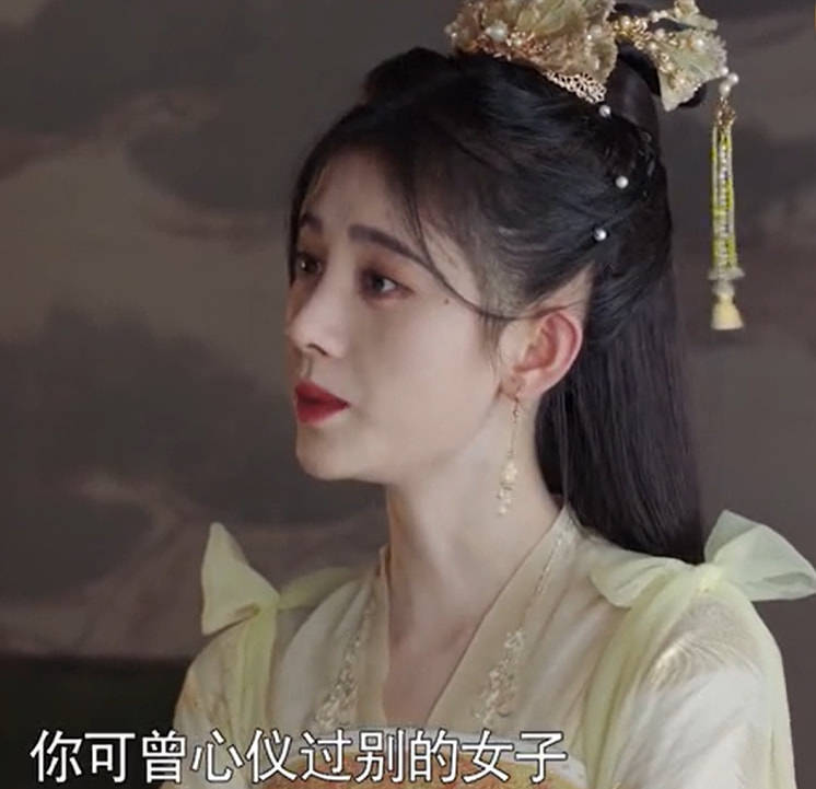 假发|她耳后斑秃？