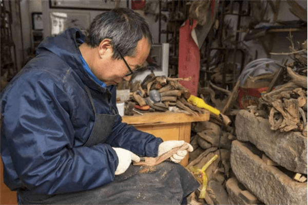 极致|访古沉香文化艺术研究会王伟老师：精雕细琢背后的每一次极致用心