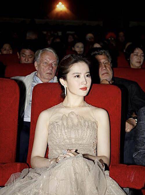 身材 刘亦菲再现“天仙气质”,穿香槟色长裙闪耀现身,外国人惊艳了