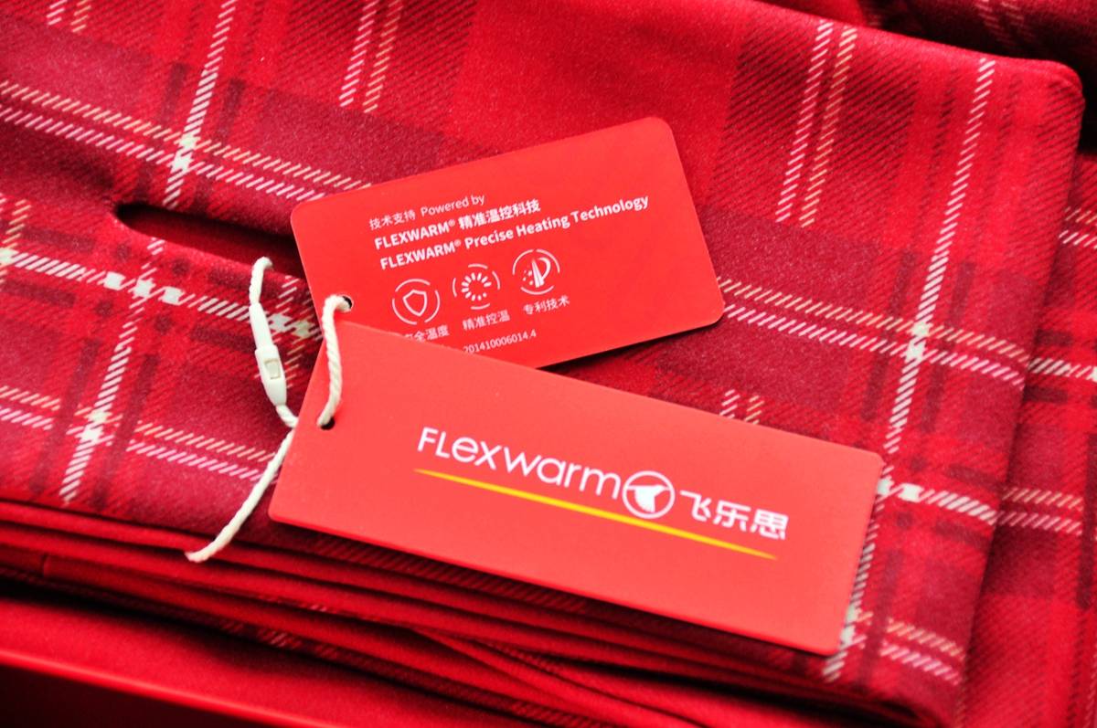 发热围巾吊牌注明了智能温控发热,防泼水等特性,面料内外都采用了柔软