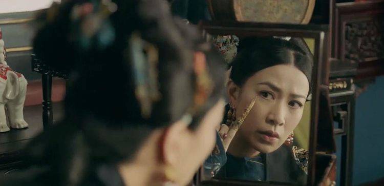 古装女星对镜梳妆,蒋欣似笑非笑,佘诗曼的小眼神很带感_华妃