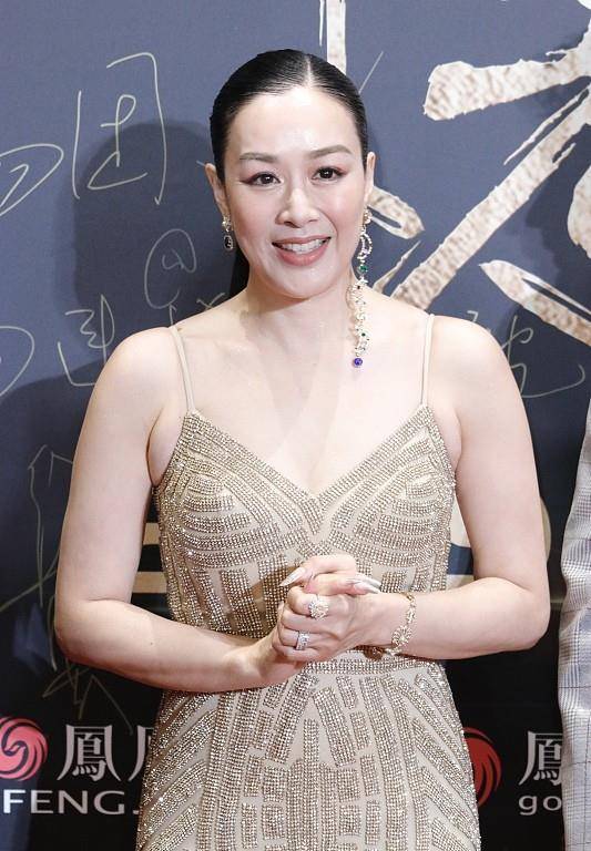 进行 钟丽缇真的穿出了“肉感美”，修身吊带裙勾勒身形，看着妩媚撩人