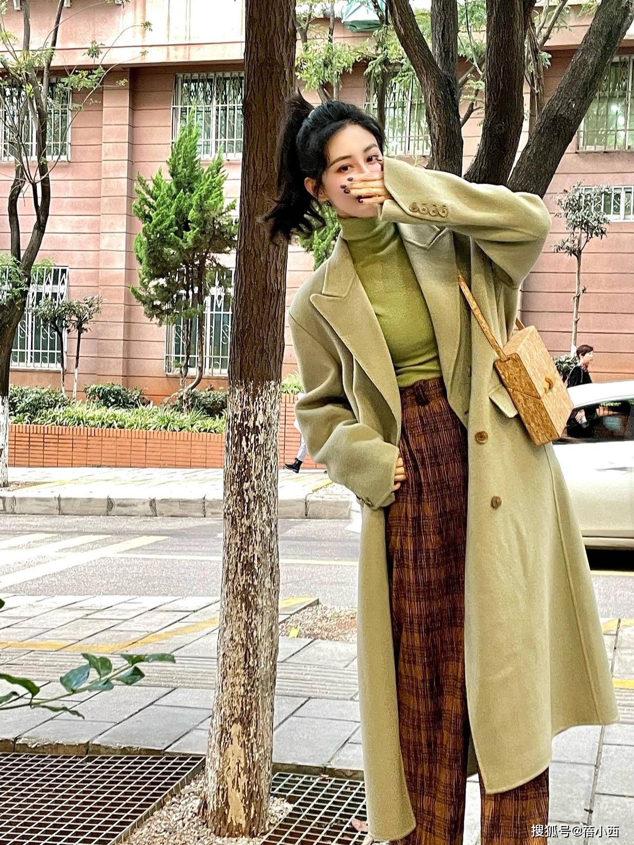 黑色 冬季穿这5个“神仙色大衣”真香，搭配牛仔裤、半身裙高级显气质