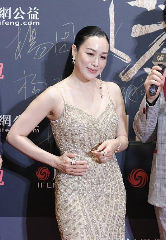 进行 钟丽缇真的穿出了“肉感美”，修身吊带裙勾勒身形，看着妩媚撩人