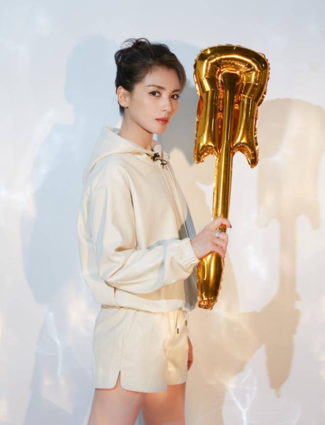 运动服 刘涛穿运动装比穿礼服还美，白色卫衣配短裤，扎丸子头显瘦又显嫩