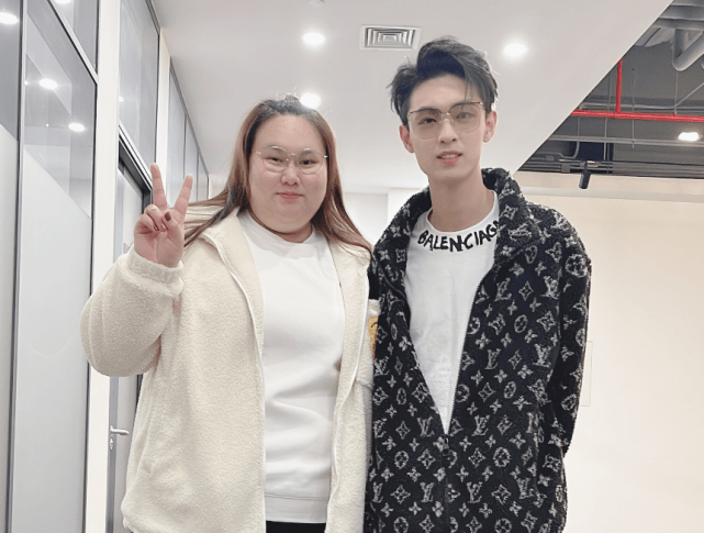 原创可爱!举重冠军李雯雯追星德云社秦霄贤:有人敢欺负你,我一个顶俩