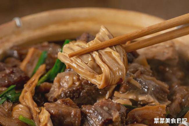 支竹(腐竹)牛腩煲是老广的挚爱.