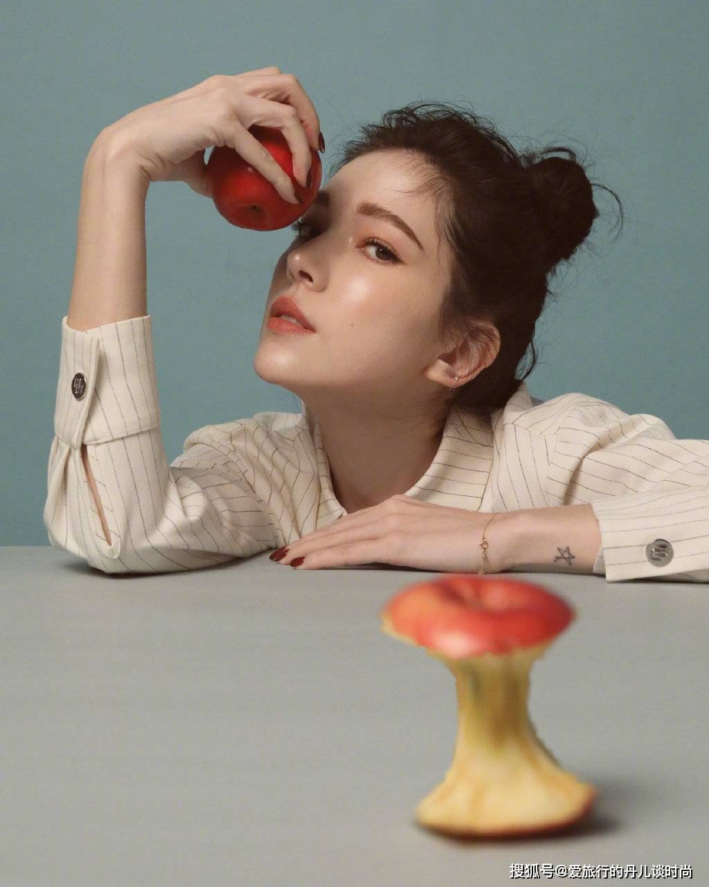 台湾 台湾女星许玮甯身穿竖条纹翻领衬衫,清爽灵动,青春气息满满