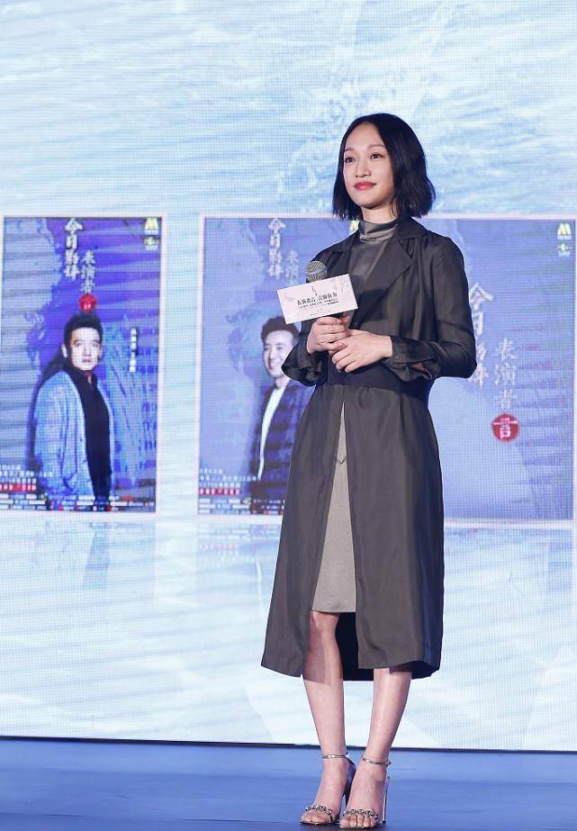 显得 周迅穿西装好帅气啊，和窦靖童陈建斌同框也不输阵，气场真强