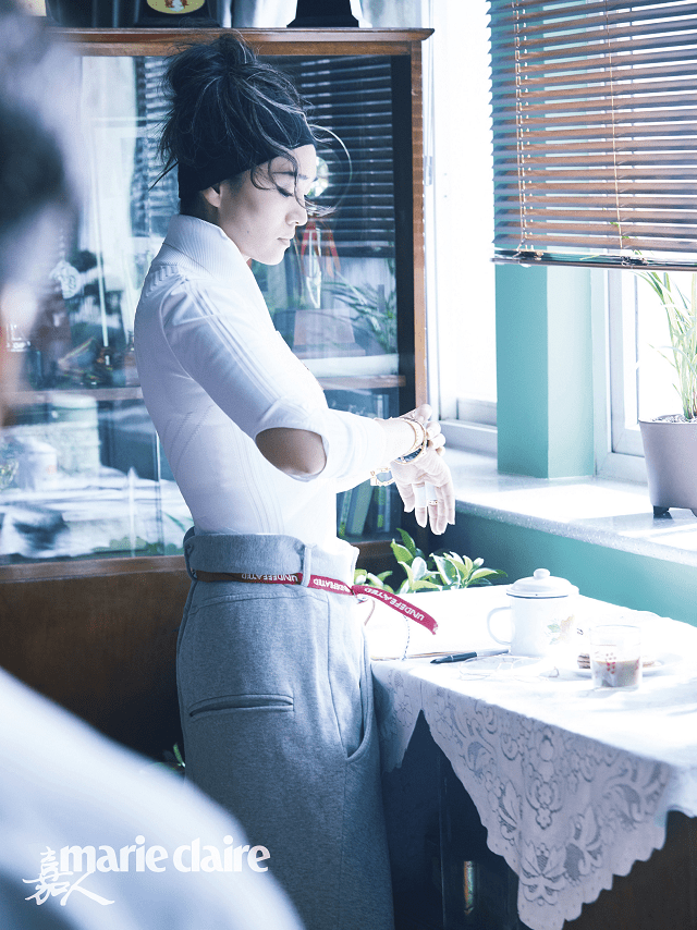 校服 巩俐真是穿啥都好看，一身校服露出小肚子，感觉仍然很高级