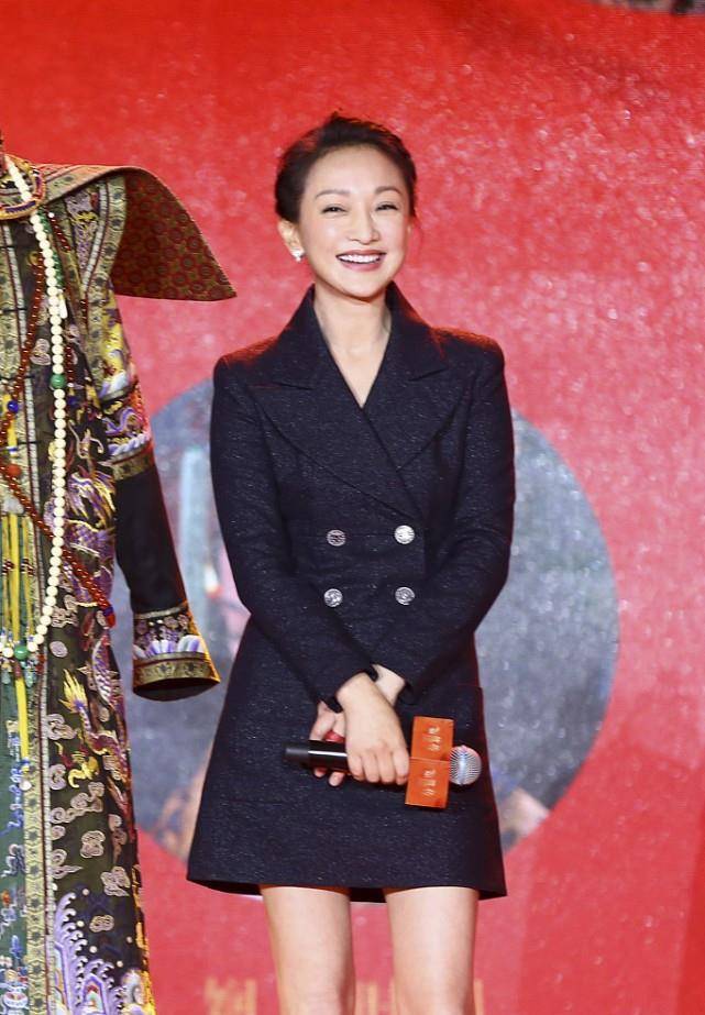 显得 周迅穿西装好帅气啊，和窦靖童陈建斌同框也不输阵，气场真强