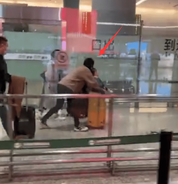 行李箱 郭碧婷现身机场，用行李箱推着女儿跑，看到镜头迅速遮挡女儿正脸