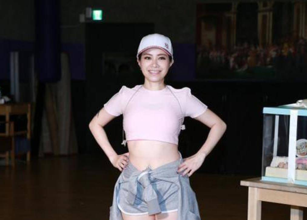 徐怀钰 罗志祥前女友43岁了，穿小白裙还有少女感，身材和年轻时相差不大