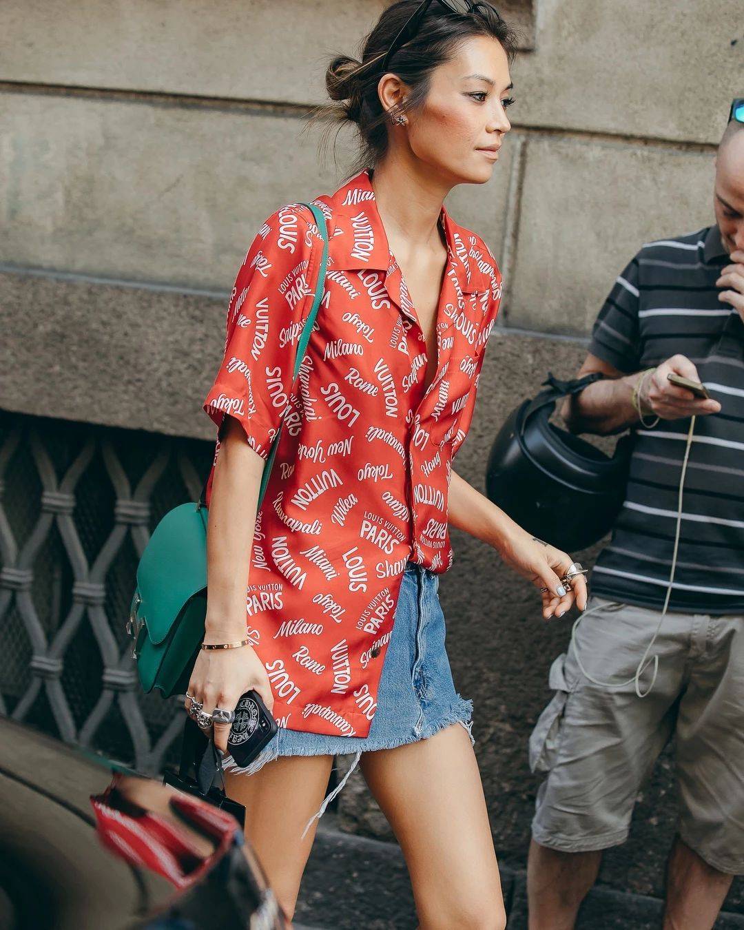 chic 穿衣搭配女：不妨直接将男友的大一号衬衫穿起，还可以秀的一手好恩爱