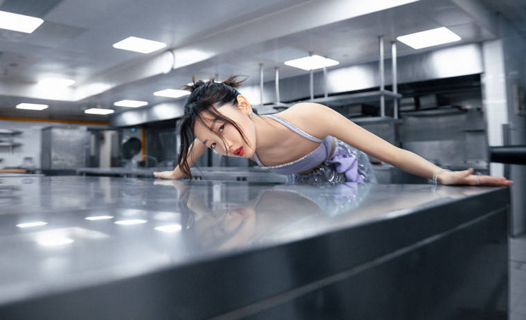 周冬雨 周冬雨在机场出现，一席黑色长裙让摄影师都为之震惊！