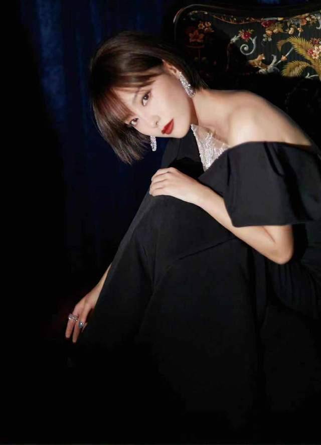 整体 张嘉倪的身材太迷人,鹅黄流苏旗袍淑女有气质,微卷长发俏皮可爱