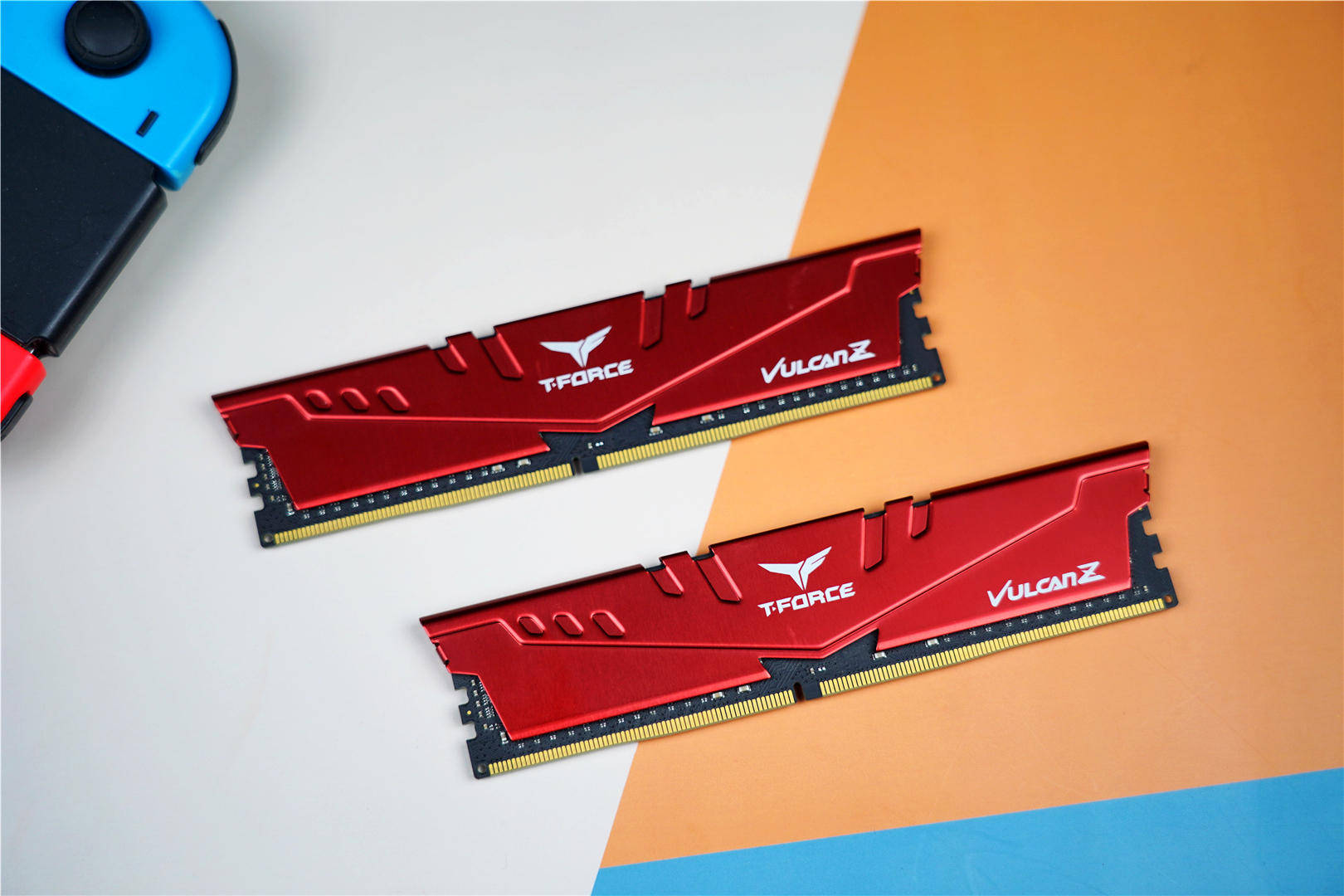 中国红用在十铨火神内存条身上毫无违和感.