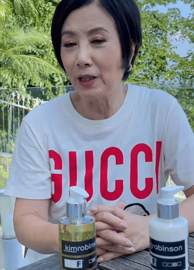 发型TVB一姐汪明荃晒新发型，花4位数剪发不心疼，近照气质如往常优雅？
